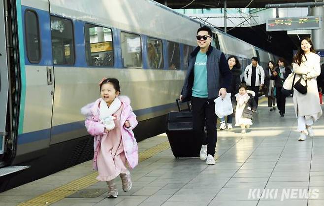 "할머니, 할아버지 조금만 기다리세요"설 명절이 사실상 시작되는 8일 본격적인 민족대이동 귀성전쟁이 시작됐다.이날 오전부터 서울역과 고속터미널은 커다란 트렁크와 선물 보따리를 든 가족 단위 귀성객들이 열차 시간에 맞춰 분주히 움직이는 등 활기한 모습이었다. 엄마 아빠의 손을 잡고 할머니댁을 향하는 아이들은 한껏 들뜬 표정이었다.