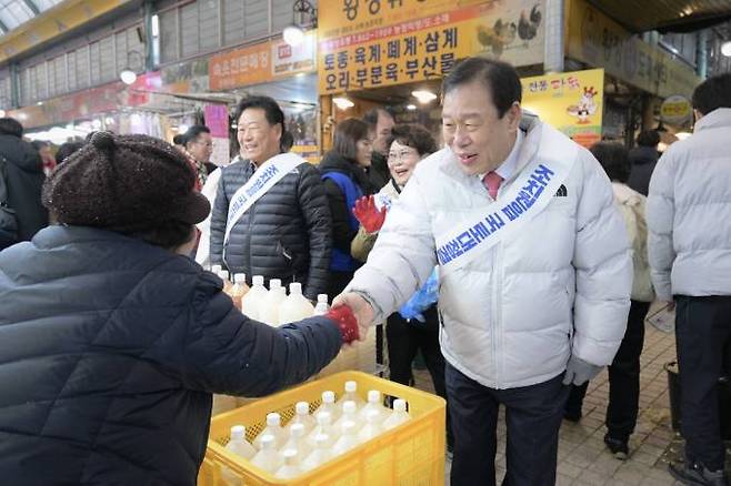 8일 조치원역과 세종전통시장에서 전개된 '깨끗한 조치원 만들기' 캠페인에 참여한 최민호 세종시장. 세종시