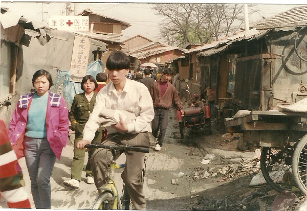 중국 베이징에 있는 저장촌 거리 모습. 중국 동남부 저장성의 농촌 지역에서 이주한 사람들이 모여들며 1983년부터 형성된 집거지로 1990년대 중반엔 10만명의 공동체로 성장했다. 글항아리 제공