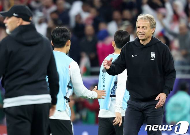 대한민국 축구 국가대표팀의 위르겐 클린스만 감독이 7일 '2023 아시아축구연맹(AFC) 카타르 아시안컵' 준결승 요르단과 경기에서 패배한 뒤 상대 선수와 웃으며 인사하는 모습. /2024.02.07. /뉴스1