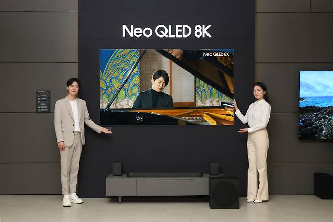 삼성전자 모델이 삼성스토어 대치점에서 네오 QLED 8K TV로 파이니스트 조성진의 8K 라이브 연주 영상을 감상하고 있다. / 사진=삼성전자