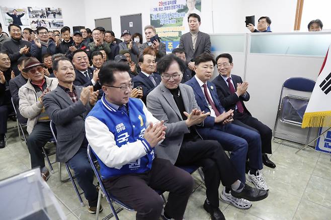 지난 7일 문금주 더불어민주당 국회의원 예비후보(고흥·보성·장흥·강진)  선거사무소 개소식에 이재명 당대표 정책 멘토 이한주 문금주 후원회 회장, 김철우 보성군수, 강진원 강진군수 등 지역 정치계 주요 인사들이  참석해 개소식을 축하고 있다./문금주 예비후보 선거사무소