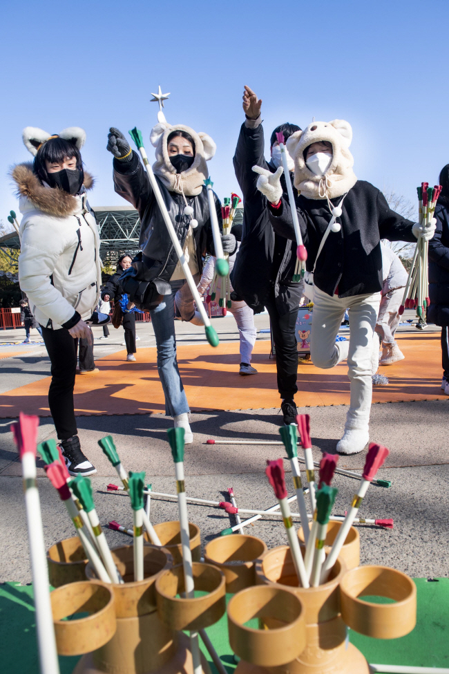 에버랜드가 설 연휴를 맞아 설날 이벤트로 마련한 전통 민속놀이 체험에 참여한 관람객이 투호를 즐기는 모습.