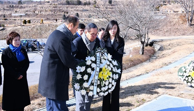 김영규 여수시의회 의장이 7일 여순사건 희생자 묘역에서 헌화하고 있다.