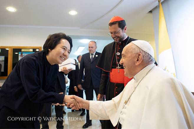 팝페라 테너 임형주와 프란치스코 교황 [디지엔콤 제공]