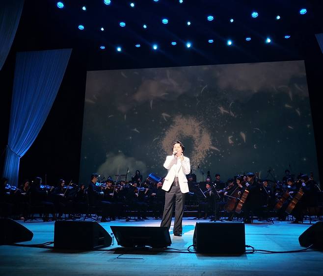 지난해 세종문화회관에서 열린 국내 무대 데뷔 25주년 공연에서의 팝페라 테너 임형주 [디지엔콤 제공]