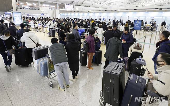 [인천공항=뉴시스] 최동준 기자 = 설날 연휴를 하루 앞둔 8일 인천국제공항 제1여객터미널에서 시민들이 출국 수속을 기다리고 있다. 인천국제공항공사는 이번 설 연휴 특별교통대책 기간인 8일부터 12일까지 닷새간 총 97만6922명이 인천공항을 이용할 것으로 예상했다. 2024.02.08. photocdj@newsis.com