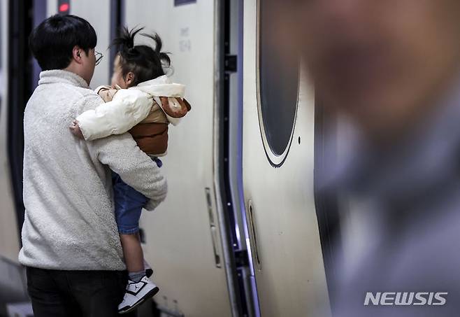 [서울=뉴시스] 정병혁 기자 = 설 연휴를 하루 앞둔 8일 서울 강남구 수서역에서 시민들이 귀성길에 오르고 있다. 2024.02.08. jhope@newsis.com