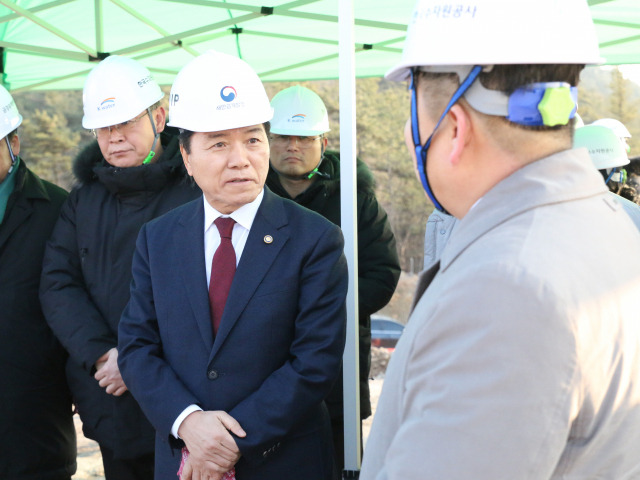 ▲김경안 새만금개발청장이 설 연휴 직전까지 새만금 건설현장의 안전관리와 근로자 애로해소를 위해 7일 새만금 옥구배지 건설현장을 찾았다. 전날 수변도시 현장점검에 이어 계속된 현장 행보이다. ⓒ새만금개발청