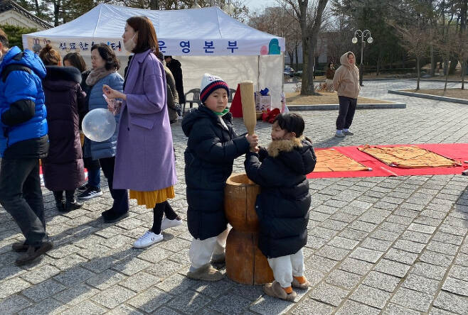 지난 2023년 설 연휴 기간 보문호반광장에서 즐겁게 민속놀이를 즐기고 있는 어린이들 모습. 