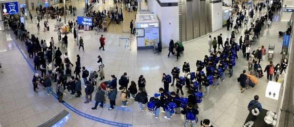 설 연휴 짧아도 떠난다… 100만명 해외로 - 설 연휴를 앞둔 7일 오전 인천국제공항 제1터미널 출국장이 인파로 북적이고 있다. 인천국제공항공사는 이번 설 연휴인 8일부터 12일까지 닷새간 총 97만 6922명이 인천공항을 이용할 것이라고 전망했다. 연합뉴스