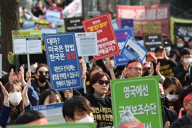 2019년 11월6일 한국전자담배산업협회 회원들이 정부의 액상형 전자 담배 사용 중단 권고를 규탄했다. ⓒ연합뉴스