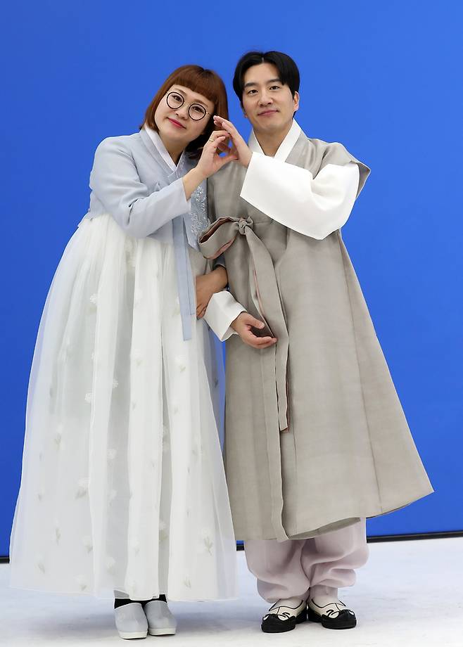 KBS2 ‘개콘-데프콘 어때요’ 코너 출연 개그우먼 조수연- 개그맨 신윤승이 지난 3일 서울 강서구의 한 스튜디오에서 한복을 차려 입고 설 인사를 하고 있다. 사진 정지윤 선임기자·한복협찬 옷이날개