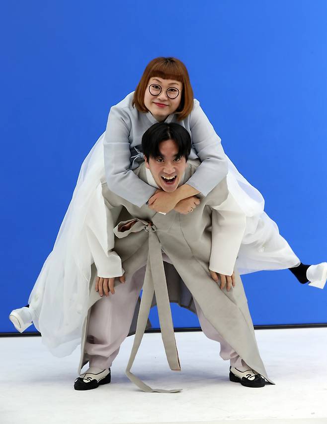 KBS2 ‘개콘-데프콘 어때요’ 코너 출연 개그우먼 조수연- 개그맨 신윤승이 지난 3일 서울 강서구의 한 스튜디오에서 한복을 차려 입고 설 인사를 하고 있다. 사진 정지윤 선임기자·한복협찬 옷이날개