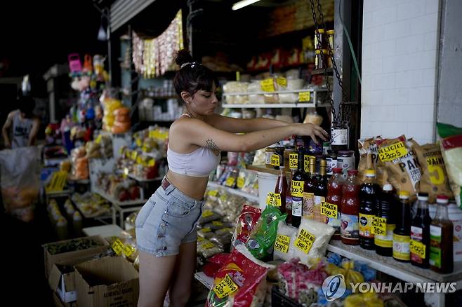 지난달 10일(현지시간) 물건 진열하는 부에노스아이레스 상인 [AP 연합뉴스 자료사진. 재판매 및 DB 금지]