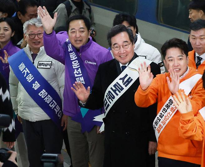 새로운미래 이낙연 공동대표, 개혁신당 이준석 대표, 원칙과상식 조응천 의원, 새로운선택 금태섭 공동대표 등이 9일 오전 서울 용산역에서 설 귀성인사를 하고 있다.(사진=연합뉴스)