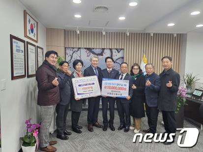 전북 고창군산림조합(조합장 김영건) 임직원들이 심덕섭 고창군수를 방문하고 이웃돕기 성금과 고창군 인재 육성을 위한 장학금 2000만원을 기탁하고 있다.(고창군 제공)2024.2.9/뉴스1