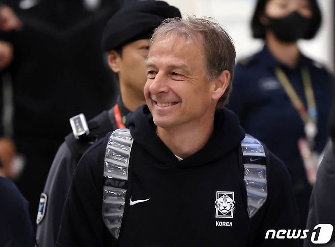 64년 만의 아시안컵 우승 꿈을 이루지 못한 위르겐 클린스만 축구대표팀 감독이 8일 오후 인천국제공항 제1터미널을 통해 귀국하고 있다. . 2024.2.8/뉴스1 ⓒ News1 김진환 기자