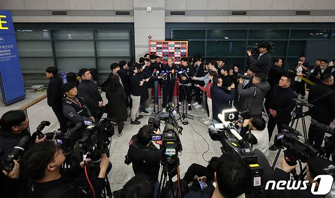 64년 만의 아시안컵 우승 꿈을 이루지 못한 위르겐 클린스만 축구대표팀 감독이 8일 오후 인천국제공항 제1터미널을 통해 귀국 후 취재진의 질의에 답변하고 있다.  2024.2.8/뉴스1 ⓒ News1 김진환 기자