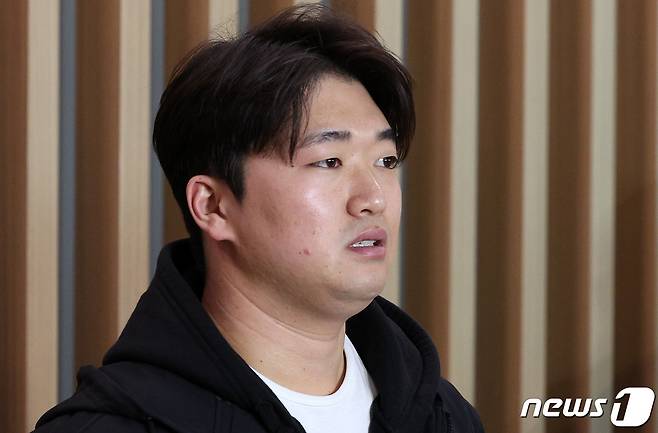 미국 프로야구 메이저리그(MLB) 샌디에이고 투수 고우석이 9일 오후 인천국제공항 제2터미널을 통해 미국으로 출국하기 앞서 취재진과 인터뷰하고 있다. 2024.2.9/뉴스1 ⓒ News1 장수영 기자