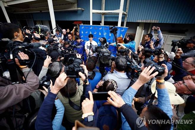 인터뷰하는 오타니 쇼헤이 [사진출처=AFP/연합뉴스]