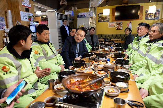 윤석열 대통령이 설 연휴 첫날인 9일 서울 동작구 한 식당에서 환경공무관들과 만나 떡국으로 조찬을 하며 대화하고 있다. /대통령실