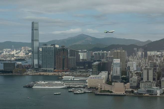 지난해 12월 홍콩 빅토리아 하버 상공을 비행하는 중국 여객기./AFP 연합뉴스