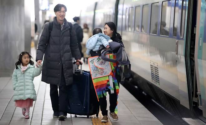 설 연휴를 앞둔 8일 오전 서울 용산구 용산역에서 고향으로 향하는 귀성객들이 열차에 탑승하기 위해 이동하고 있다. /뉴스1