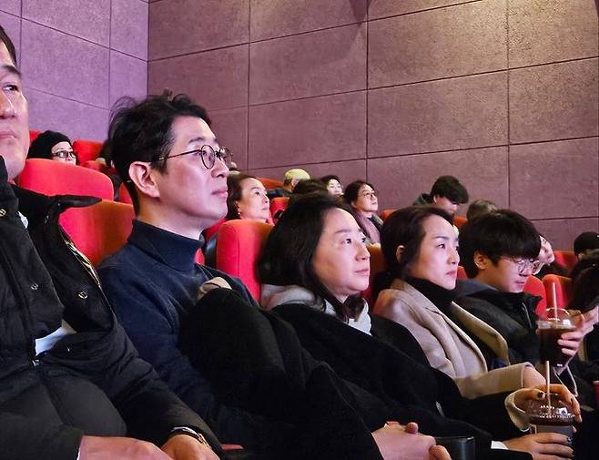 주진우 국민의힘 부산 해운대갑 국회의원 예비후보가 8일 CGV 센텀시티점에서 영화 '건국전쟁'을 지역 주민들과 함께 관람하고 있다. ⓒ주 예비후보 캠프