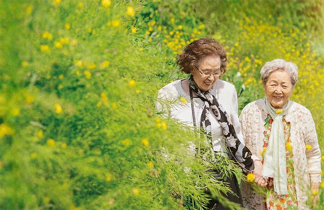 영화 ‘소풍’에서 고향 친구이자 사돈 사이인 은심(나문희·왼쪽)과 금순(김영옥)이 고향 경남 남해의 오솔길을 걷고 있다. 나문희는
 “이번 작품은 연기를 했다기보다 카메라에 대들었다. 이 나이가 돼야 표현할 수 있는 역할이었다”고 말했다. 롯데엔터테인먼트 제공