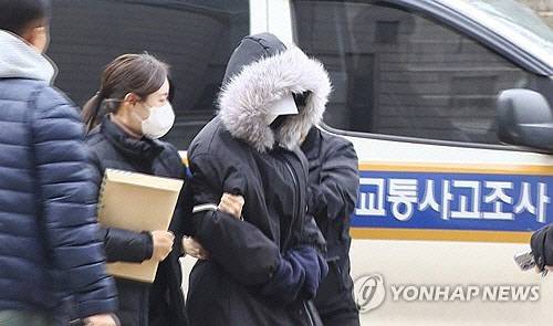 만취 상태로 운전하다 50대 오토바이 배달원을 쳤지만, 적절한 구호 조치를 하지 않았다는 논란이 불거진 20대 여성 안모씨가 5일 서울중앙지법에서 열린 구속 전 피의자 심문(영장실질심사)에 출석하고 있다. 연합뉴스