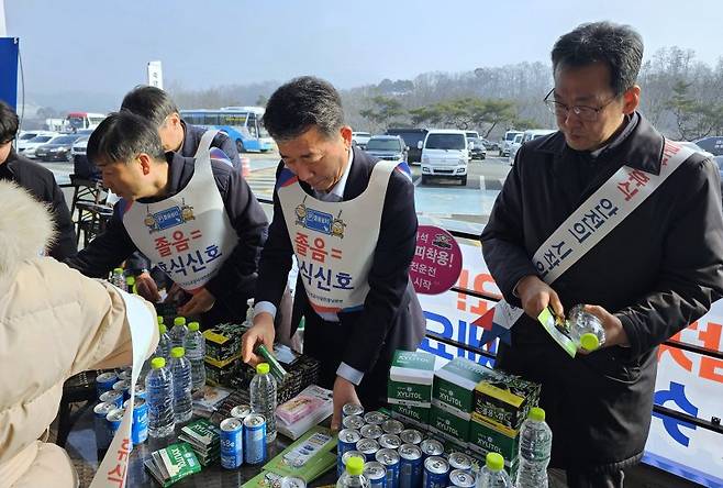 롯데웰푸드 관계자들이 죽암휴게소에서 졸음운전 방지를 위해 휴게소 방문객들에게 졸음번쩍껌 등을 나눠주고 있다. 롯데웰푸드 제공