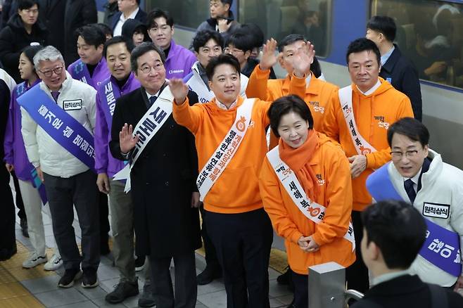 이준석 개혁신당 대표와 양향자 원내대표, 이낙연·김종민 새로운미래 공동대표, 금태섭·조성주 새로운선택 공동대표, 조응천·이원욱 원칙과상식 의원이 설 연휴 첫날인 9일 서울 용산역에서 명절 귀성객들에게 인사를 하고 있다.뉴스1