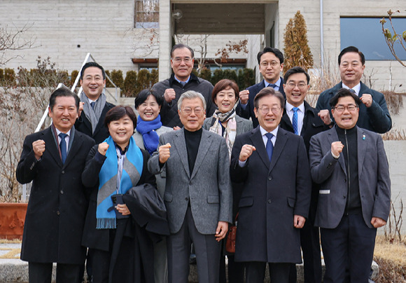 이재명 더불어민주당 대표와 당 지도부가 지난 4일 문재인 전 대통령을 예방, 경남 양산시 평산마을 사저를 찾아 오찬을 함께한 뒤 기념촬영 하고 있다.(사진=더불어민주당 제공) 2024.02.04. [사진=뉴시스]