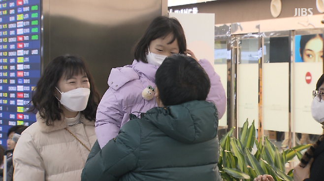 전날(8일) 제주국제공항을 통해 제주로 들어오는 입도객 (촬영, 고승한 기자)