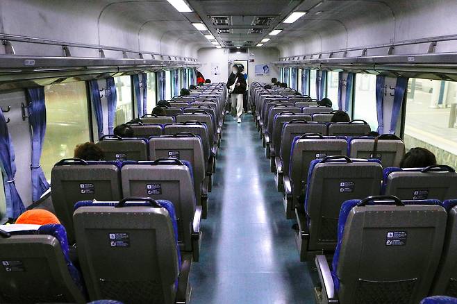 지난 2021년 설 연휴 코로나19로 인한 사회적 거리두기로 서울역에서 부산행 기차에 탑승한 승객들이 창가 좌석에만 앉아 있다. 뉴스1
