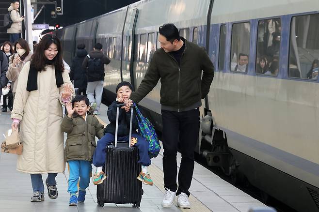 설 연휴를 하루 앞둔 8일 서울역에서 한 가족이 열차 탑승을 위해 이동하고 있다. 장진영 기자