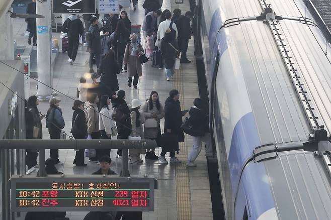 8일 서울역에서 시민들이 열차에 탑승하고 있다. 장진영 기자