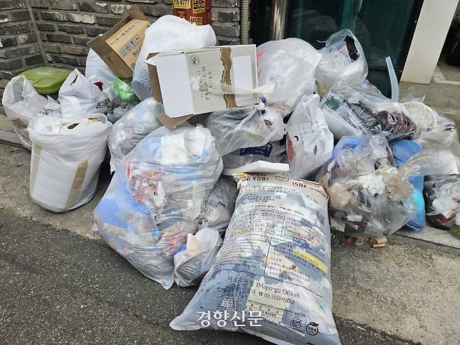 서울 마포구 망원동 주택가에 수거되지 않은 쓰레기가 쌓여있는 모습. 김송이 기자