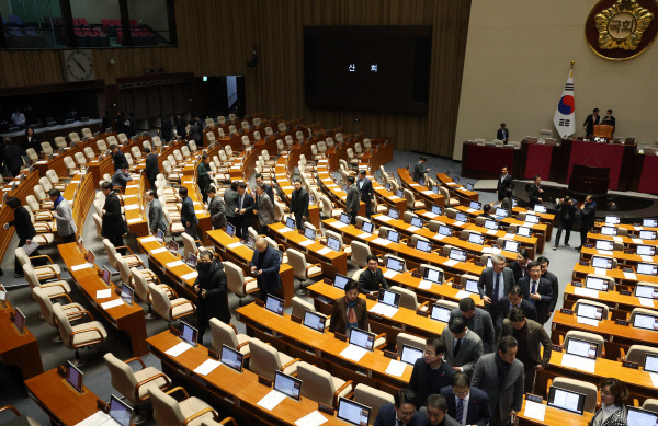 21일 국회에서 열린 본회의에서 2024년도 예산안 처리를 마친 의원들이 퇴장하고 있다. 연합뉴스