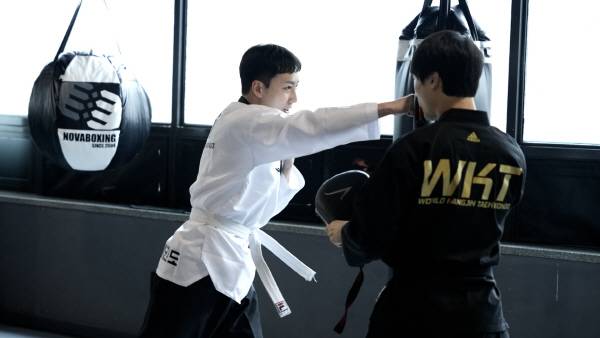 국제신문 취재진이 김성태 관장에게 실전 태권도 기술을 배우고 있다. 김진철 PD