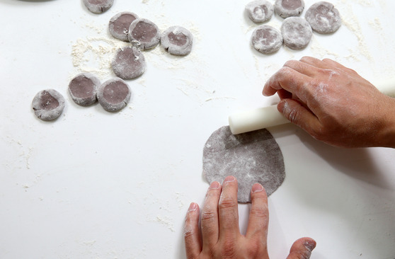 Memil, or buckwheat mandu which has a darker skin, is being made [JOONGANG PHOTO]