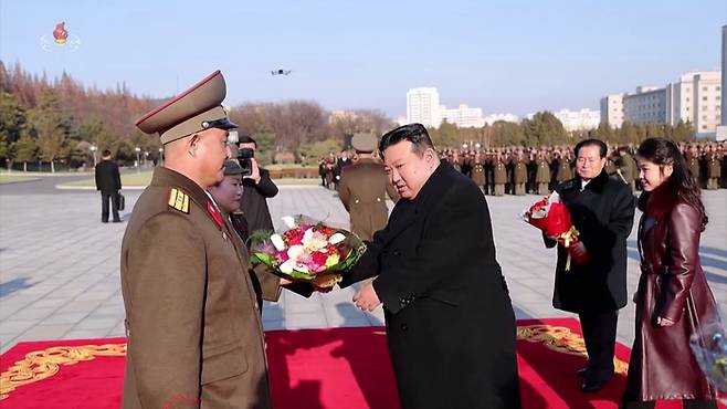 김정은 북한 국무위원장이 지난 8일 딸 주애와 함께 조선인민군 창건(건군절) 76주년을 맞아 국방성을 축하 방문했다고 조선중앙TV가 9일 보도했다. 이 자리에서 박정천 당 비서가 김 위원장 딸 주애 옆에서 보좌를 하는 모습이 포착됐다. [조선중앙TV 화면]