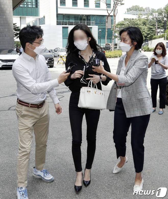 마약투약 혐의를 받는 그룹 아이콘(iKON)의 전 멤버 비아이(24·김한빈) 관련 공익신고자 한서희씨가 서울 서초구 중앙지방검찰청에서 검찰 조사에 응하기 전 취재진 질의에 답하고 있다. 2020.6.23/뉴스1