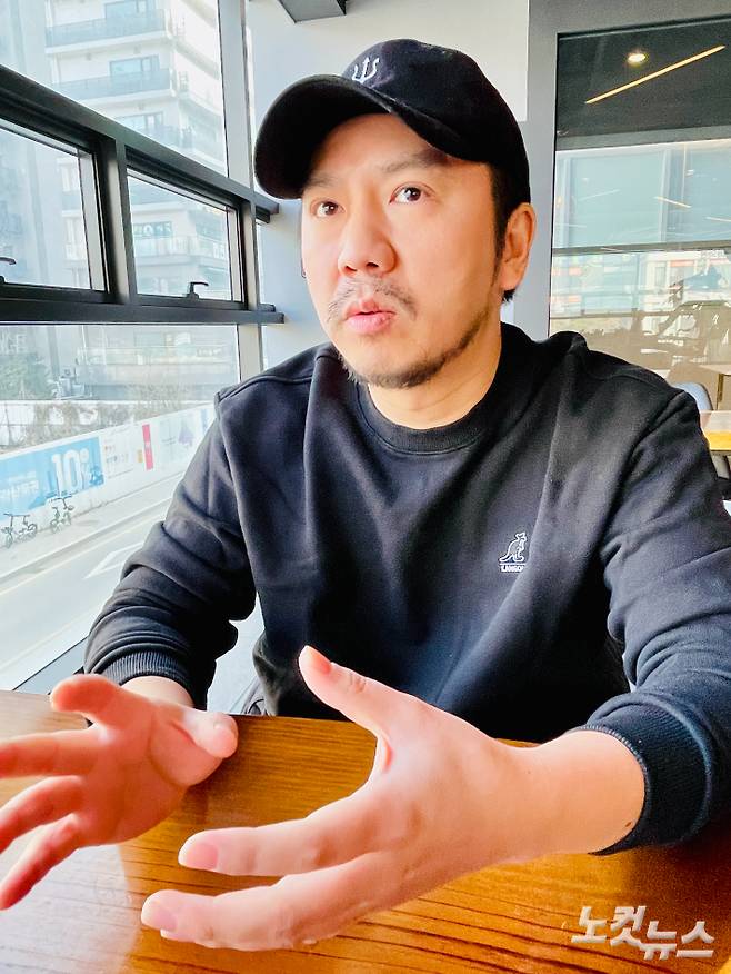'명작크루' 리더이자 웹툰 '마법사랑해' 스토리 작가인 명랑작가. 김민수 기자