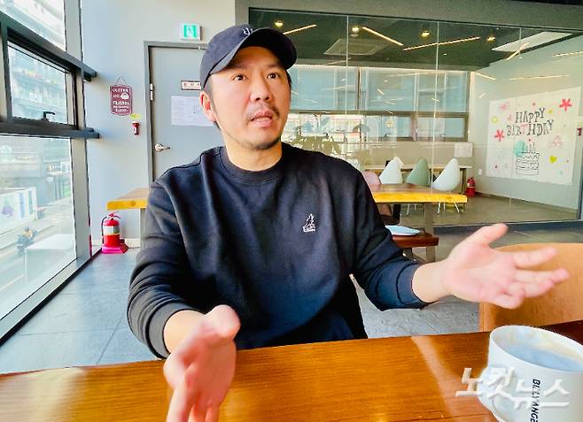 '명작크루' 리더이자 웹툰 '마법사랑해' 스토리 작가인 명랑작가. 김민수 기자