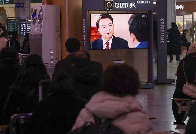 대통령 특별 대담 시청하는 시민     (서울=연합뉴스) 류영석 기자 = 7일 오후 서울역 대합실에서 시민들이 KBS를 통해 녹화 방송되고 있는 윤석열 대통령의 특별 대담을 시청하고 있다. 2024.2.7     ondol@yna.co.kr (끝)   연합뉴스