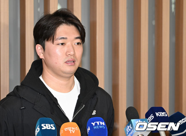 [OSEN=인천공항, 김성락 기자] 9일 오후 미국프로야구 메이저리그 샌디에이고 파드리스와 계약한 고우석이 스프링캠프에 참석하기 위해 미국으로 출국했다. 고우석이 취재진의 질문에 대답하고 있다. 2024.02.09 / ksl0919@osen.co.kr