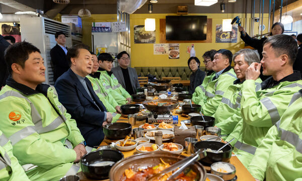 윤석열 대통령이 설 연휴 첫날인 9일 서울 동작구의 한 식당에서 열린 환경공무관들과의 떡국 조찬에서 참석자들과 대화를 나누고 있다. 대통령실 제공