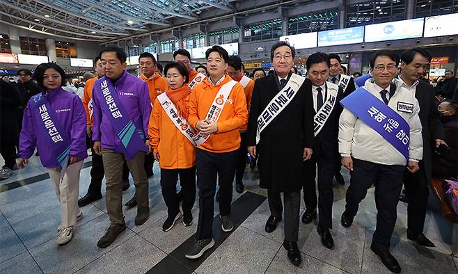 새로운미래 이낙연, 김종민 공동대표, 이준석 개혁신당 대표, 무소속(원칙과상식) 이원욱 의원, 금태섭 새로운선택 공동대표 및 관계자들이 설 연휴 첫날인 9일 서울 용산역에서 합동 인사를 하고 있다. 뉴시스